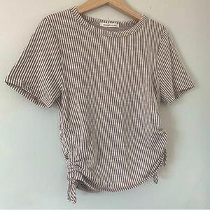 🩷 CAUTION TO THE WIND SHORT SLEEVE
RUNCHED CROP TOP TEE SIZE EXTRA SMALL TREND